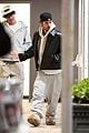 justin bieber grabs sushi for dinner with friends 01