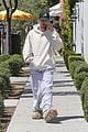 justin bieber grabs sushi for dinner with friends 04