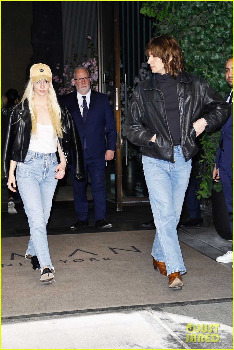 Anya TaylorJoy & Husband Malcolm McRae Step Out in NYC on Their Joint(02)