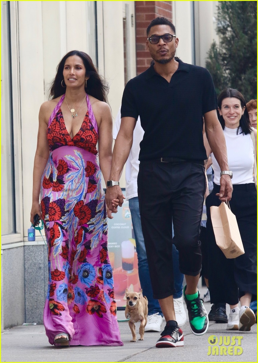Padma Lakshmi & Poet Terrance Hayes Hold Hands in NYC Three Years After(01)