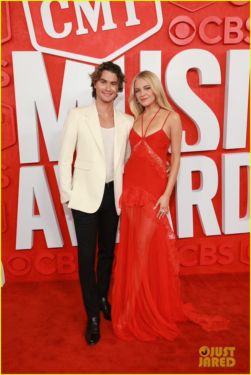 Kelsea Ballerini Hits Red Carpet With Boyfriend Chase Stokes Ahead of