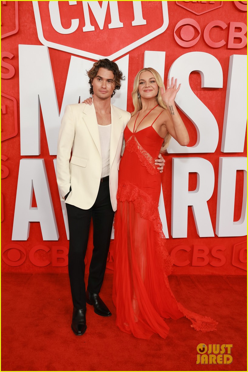 Kelsea Ballerini Hits Red Carpet With Boyfriend Chase Stokes Ahead of