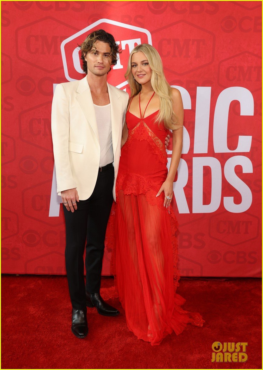 Kelsea Ballerini Hits Red Carpet With Boyfriend Chase Stokes Ahead of(00)