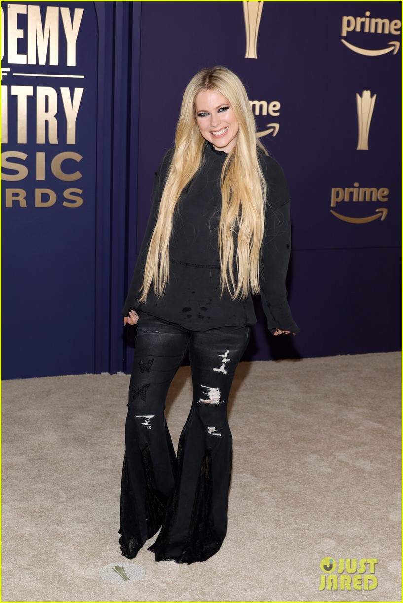 Avril Lavigne Joins Nate Smith at ACM Awards 2024 Ahead of Performing