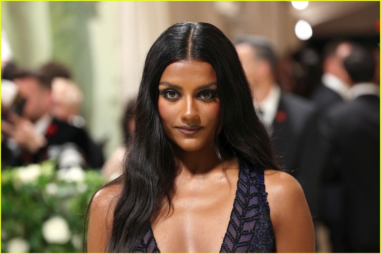 'Bridgerton' Stars Jonathan Bailey & Phoebe Dynevor Reunite for Met