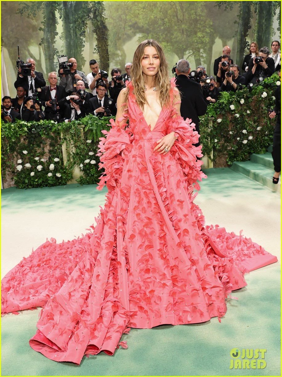 Jessica Biel Bathed in 20 Lbs of Epsom Salts to Prepare for This Met