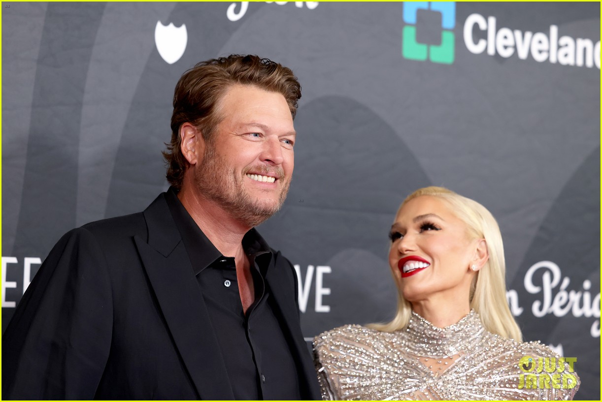 Blake Shelton Gets Support from Wife Gwen Stefani as He's Honored at(00)