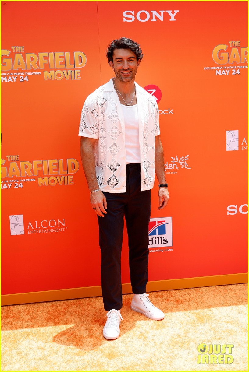 chris pratt katherine schwarzenegger pose with garfield at the garfield movie premiere 015042745