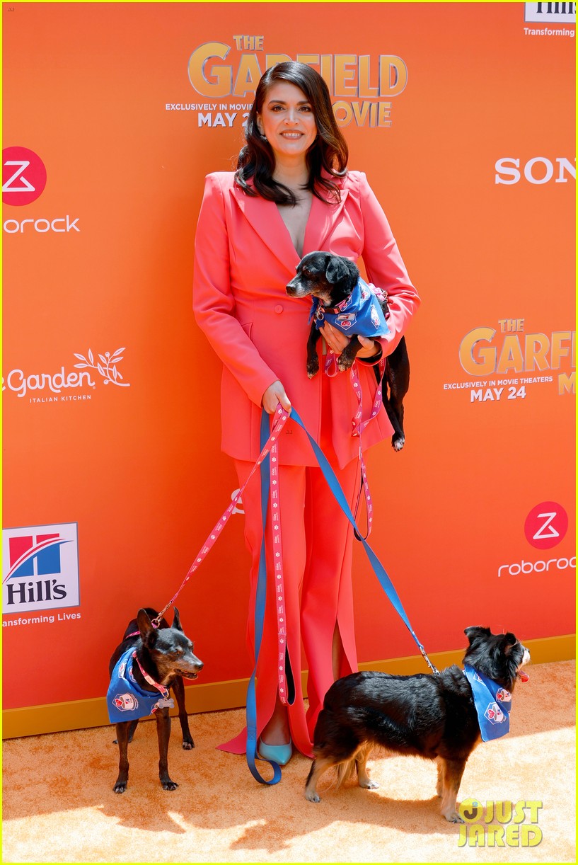 chris pratt katherine schwarzenegger pose with garfield at the garfield movie premiere 025042746