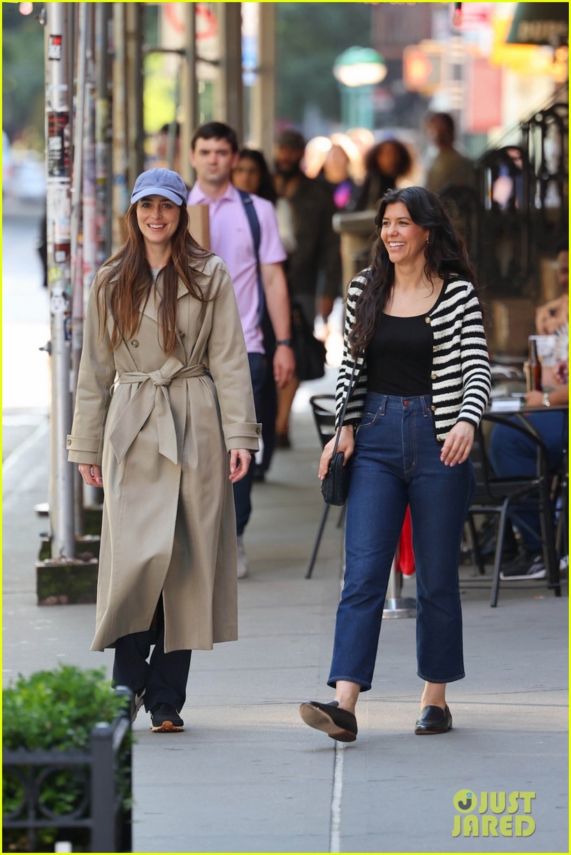 Dakota Johnson Sports Trenchcoat & Baseball Hat on 'Materialists' Set in NYC: Photo 5045368 | Dakota Johnson, Materialists Photos - Vimarsana News
