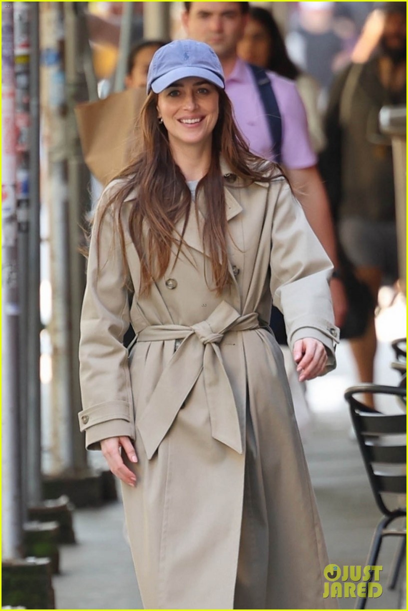 Dakota Johnson Sports Trenchcoat & Baseball Hat on 'Materialists' Set in NYC: Photo 5045370 | Dakota Johnson, Materialists Photos - Vimarsana News