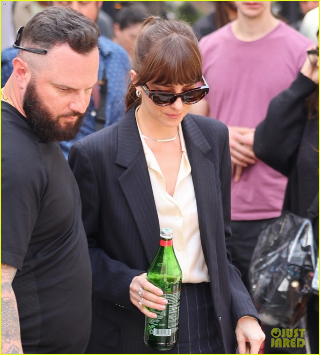 Dakota Johnson Sports Trenchcoat & Baseball Hat on 'Materialists' Set in NYC: Photo 5045373 | Dakota Johnson, Materialists Photos - Vimarsana News