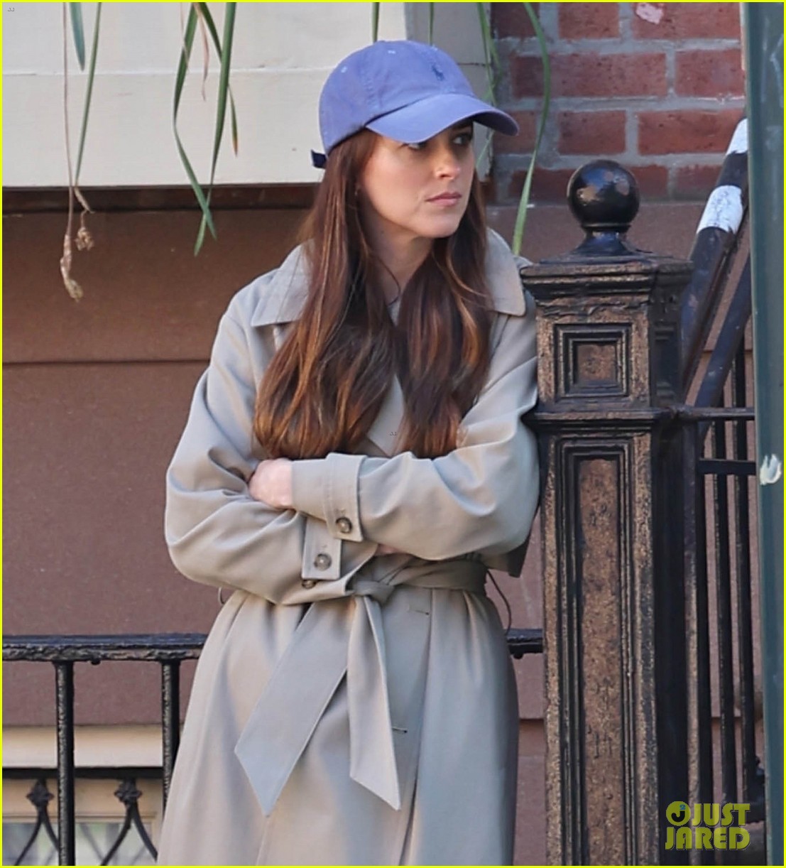 Dakota Johnson Sports Trenchcoat & Baseball Hat on 'Materialists' Set in NYC: Photo 5045376 | Dakota Johnson, Materialists Photos - Vimarsana News