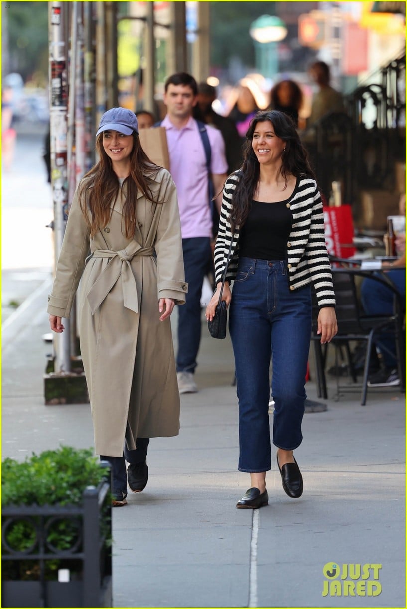 Dakota Johnson Sports Trenchcoat & Baseball Hat on 'Materialists' Set in NYC: Photo 5045380 | Dakota Johnson, Materialists Photos - Vimarsana News