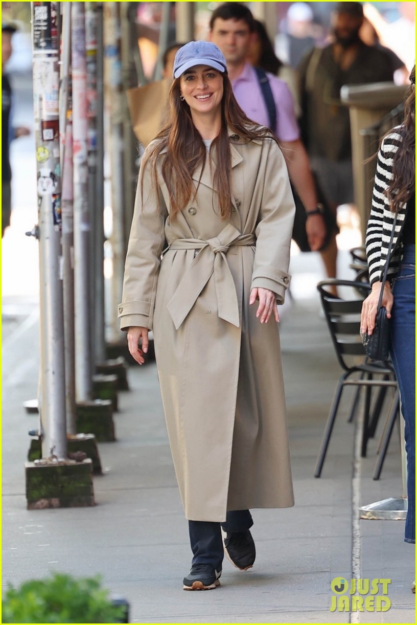 Dakota Johnson Sports Trenchcoat & Baseball Hat on 'Materialists' Set in NYC: Photo 5045382 | Dakota Johnson, Materialists Photos - Vimarsana News