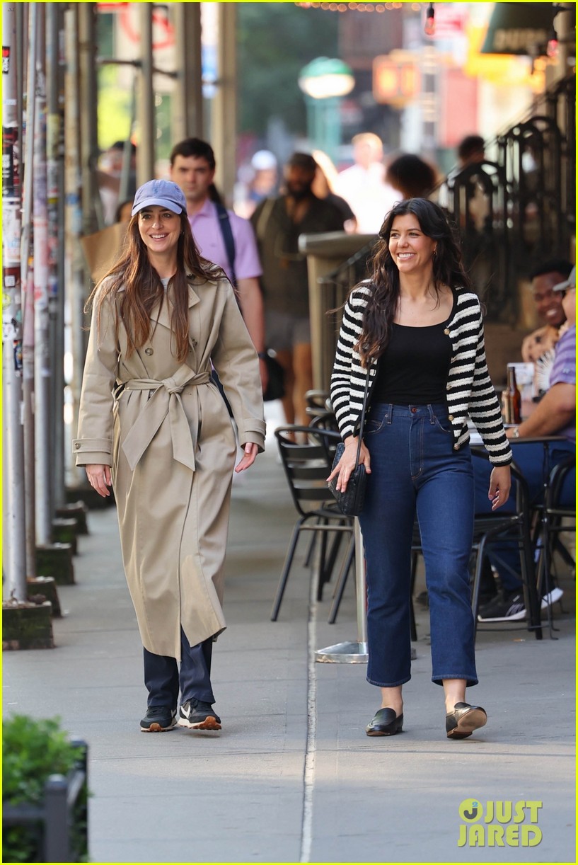 Dakota Johnson Sports Trenchcoat & Baseball Hat on 'Materialists' Set in NYC: Photo 5045384 | Dakota Johnson, Materialists Photos - Vimarsana News