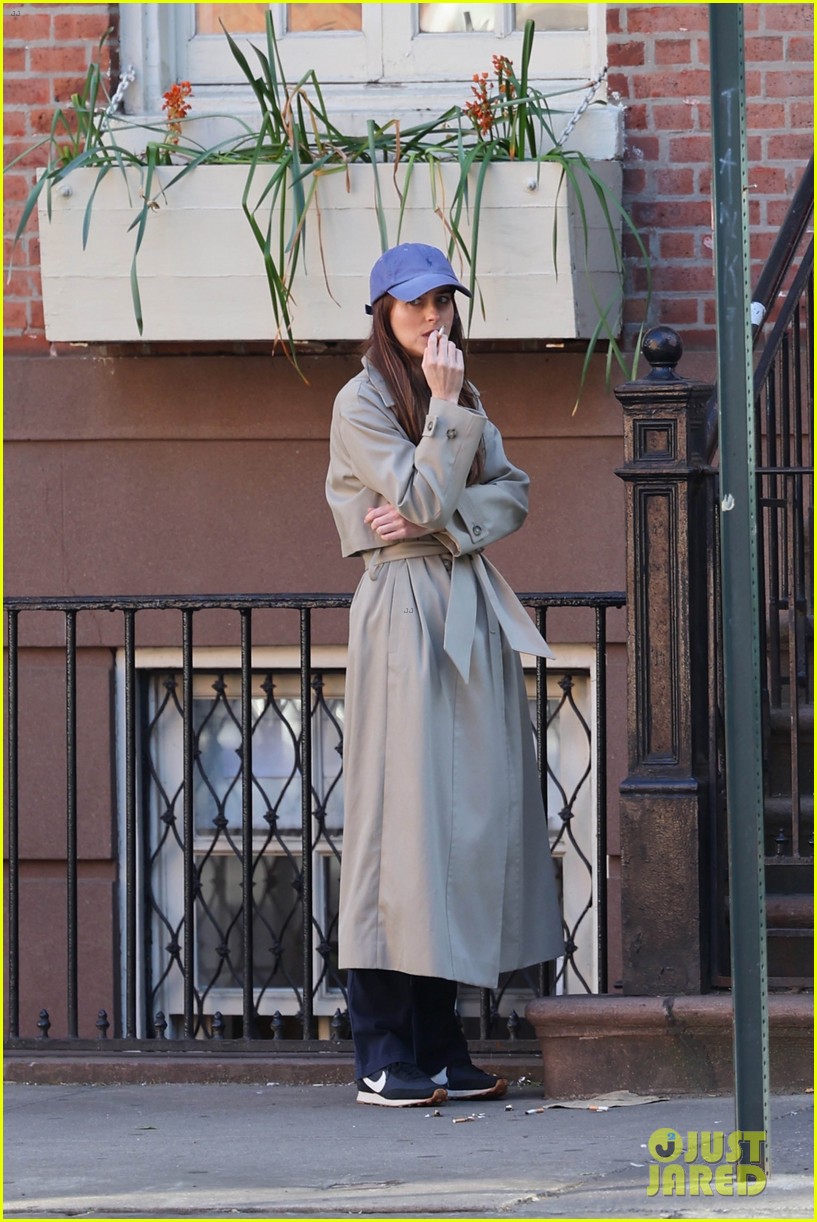 Dakota Johnson Sports Trenchcoat & Baseball Hat on 'Materialists' Set in NYC: Photo 5045386 | Dakota Johnson, Materialists Photos - Vimarsana News