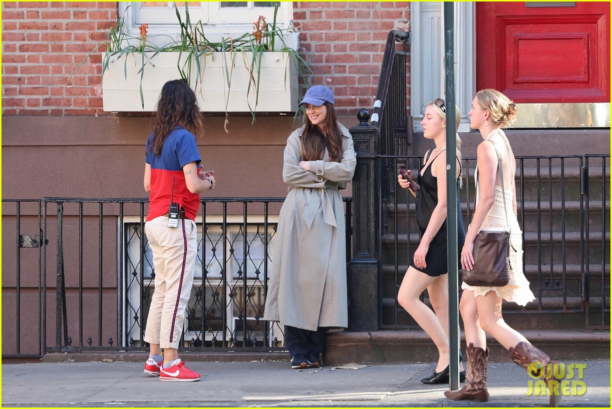 Dakota Johnson Sports Trenchcoat & Baseball Hat on 'Materialists' Set in NYC: Photo 5045387 | Dakota Johnson, Materialists Photos - Vimarsana News