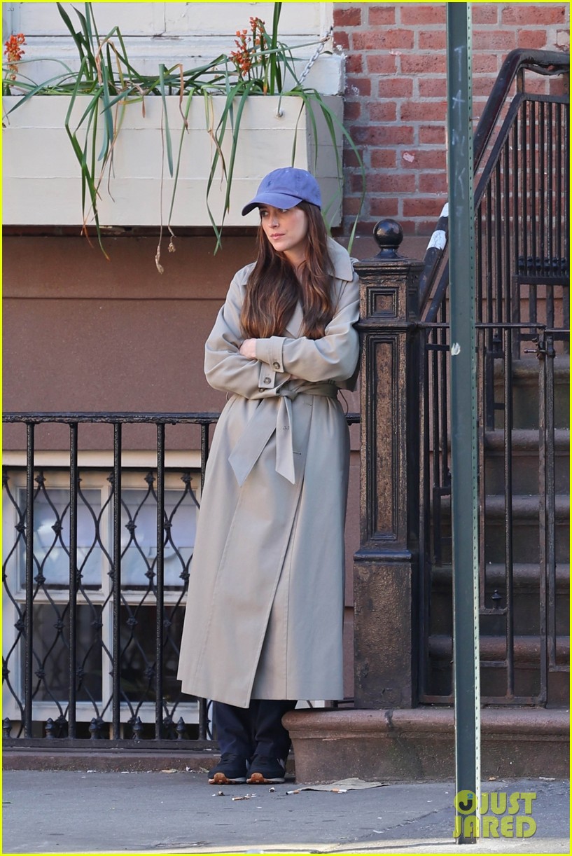 Dakota Johnson Sports Trenchcoat & Baseball Hat on 'Materialists' Set in NYC: Photo 5045389 | Dakota Johnson, Materialists Photos - Vimarsana News