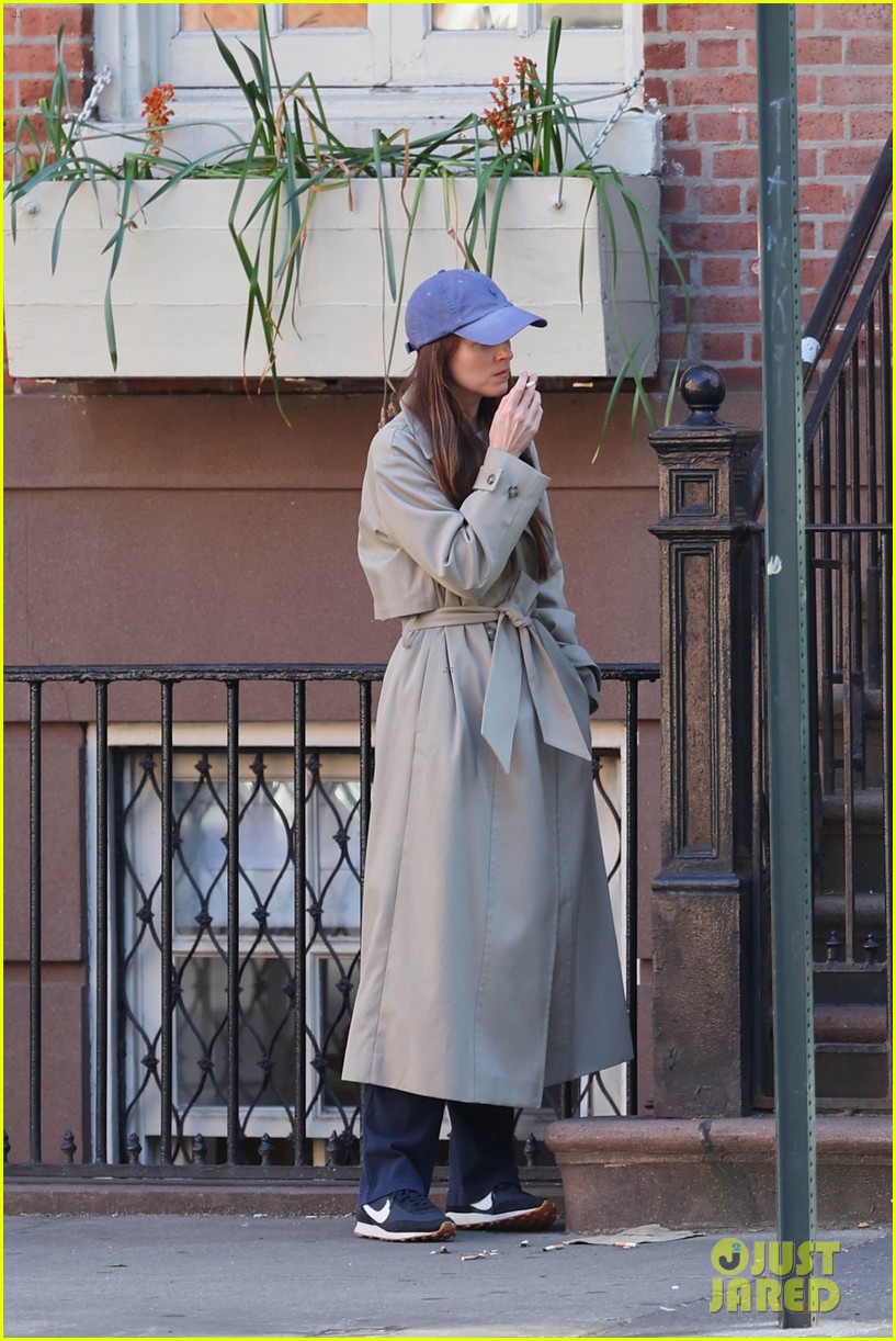 Dakota Johnson Sports Trenchcoat & Baseball Hat on 'Materialists' Set in NYC: Photo 5045392 | Dakota Johnson, Materialists Photos - Vimarsana News