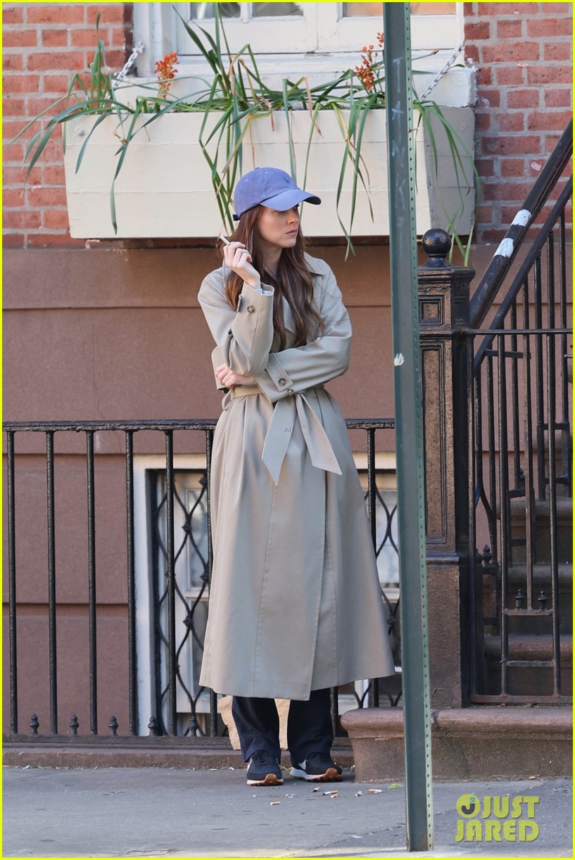 Dakota Johnson Sports Trenchcoat & Baseball Hat on 'Materialists' Set in NYC: Photo 5045393 | Dakota Johnson, Materialists Photos - Vimarsana News