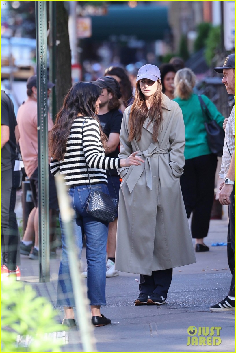 Dakota Johnson Sports Trenchcoat & Baseball Hat on 'Materialists' Set in NYC: Photo 5045394 | Dakota Johnson, Materialists Photos - Vimarsana News