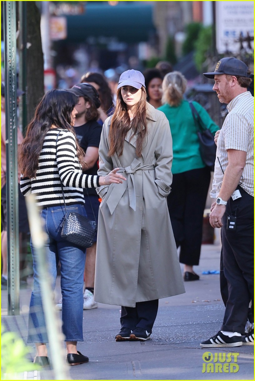 Dakota Johnson Sports Trenchcoat & Baseball Hat on 'Materialists' Set in NYC: Photo 5045395 | Dakota Johnson, Materialists Photos - Vimarsana News