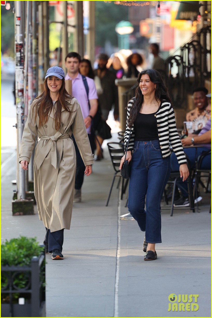 Dakota Johnson Sports Trenchcoat & Baseball Hat on 'Materialists' Set in NYC: Photo 5045399 | Dakota Johnson, Materialists Photos - Vimarsana News