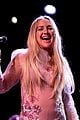 kate hudson performs first concert in la 02