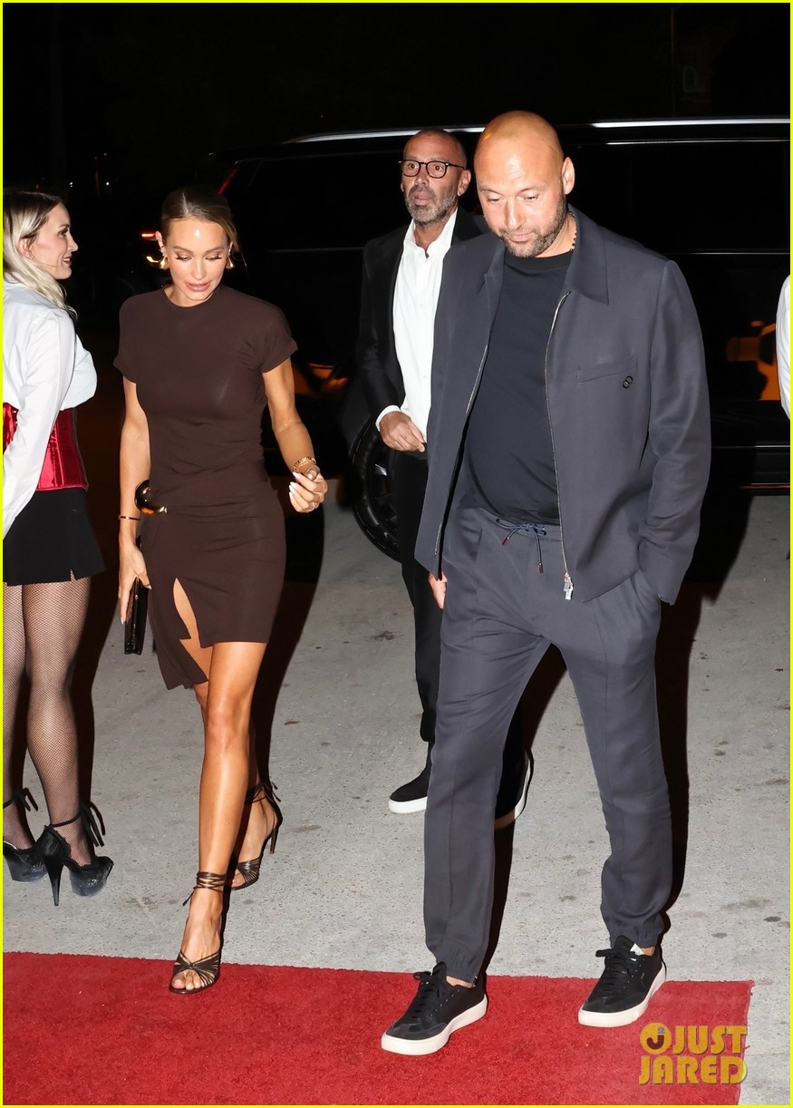 Derek Jeter & Wife Hannah Hold Hands on Rare Date Night in Miami Photo(02)