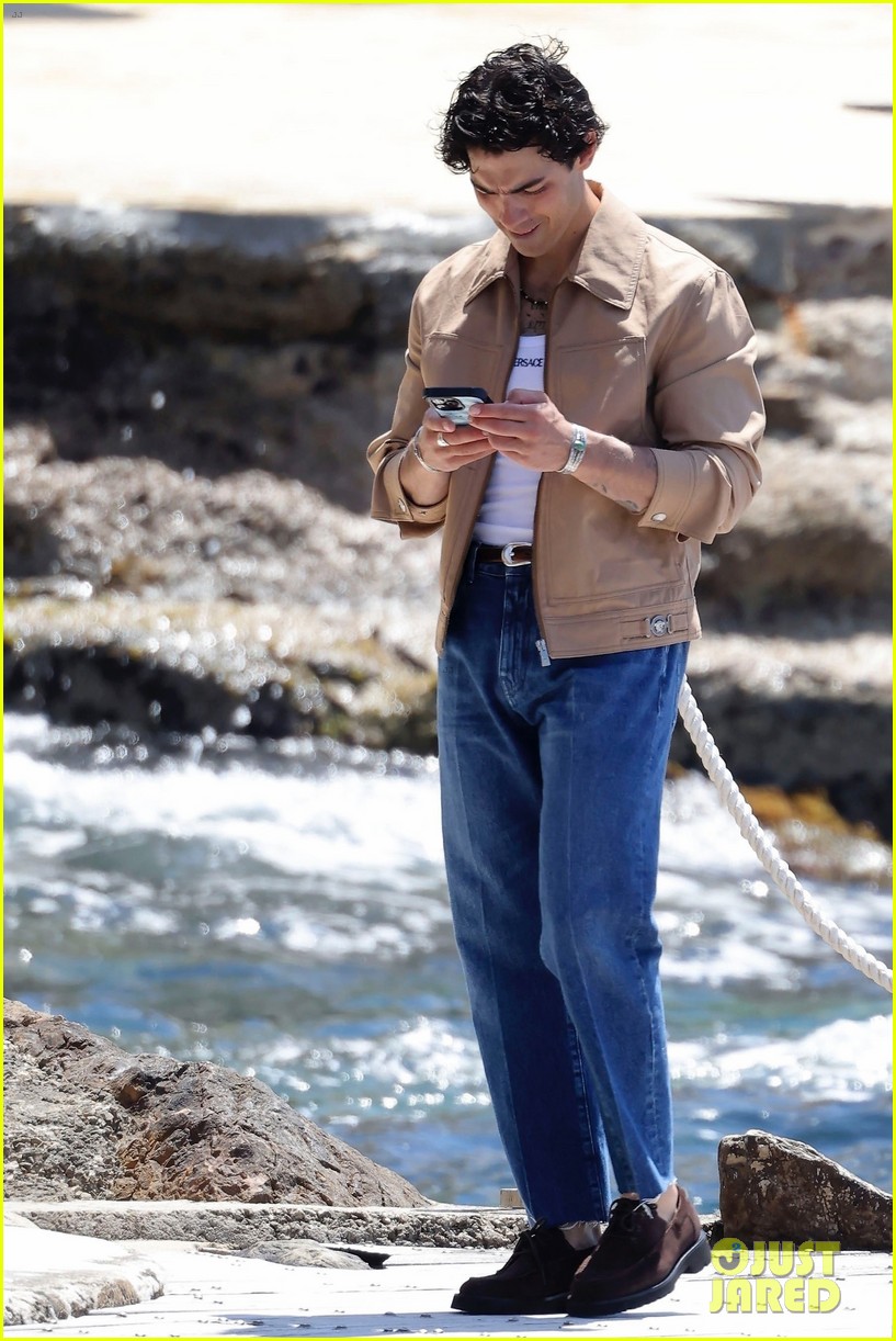 Joe \u0026 Nick Jonas Exit Their Hotel After amfAR Gala Performances During  Cannes Film Festival: Photo 5045422 | Joe Jonas, Mikey Deleasa, Nick Jonas  Photos | Just Jared: Entertainment News, image size:817x1222