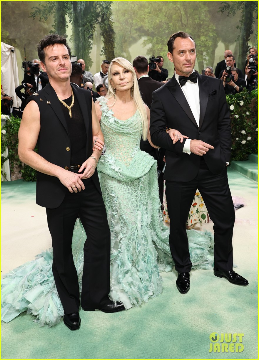 Andrew Scott Bares His Arms at Met Gala 2024 Alongside Donatella(02)