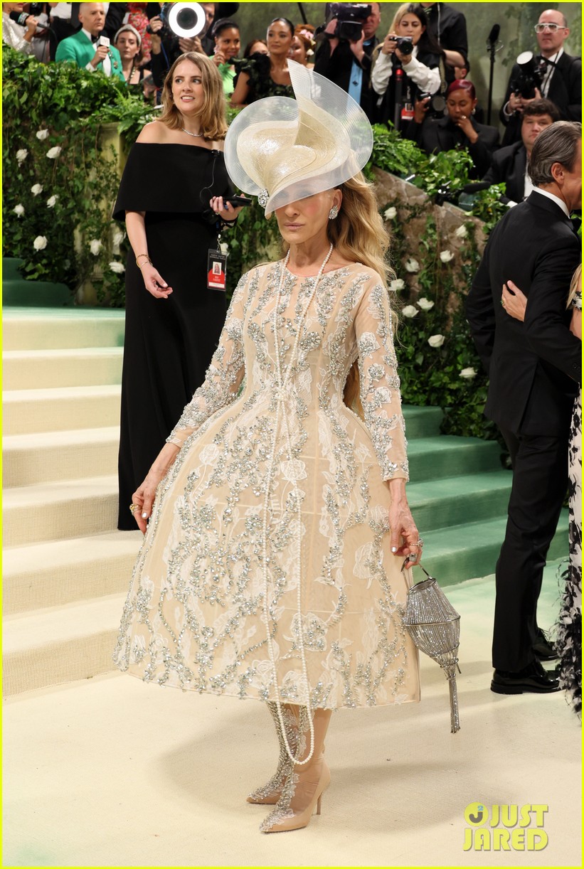 Sarah Jessica Parker & Andy Cohen Return to Met Gala Together, 6 Years