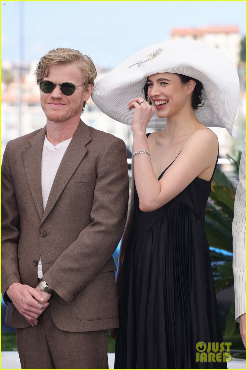Emma Stone, Jesse Plemons, Margaret Qualley, & More Promote 