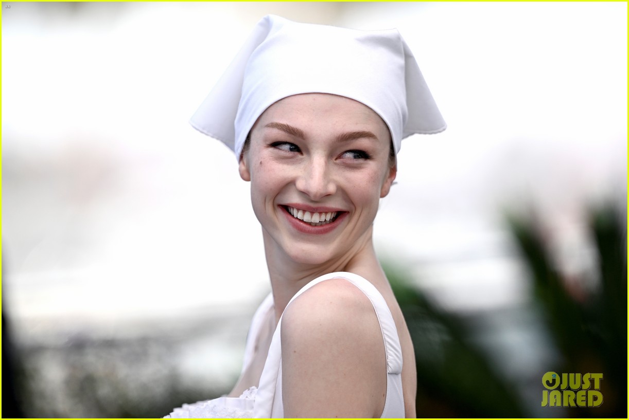 Emma Stone, Jesse Plemons, Margaret Qualley, & More Promote 'Kinds of