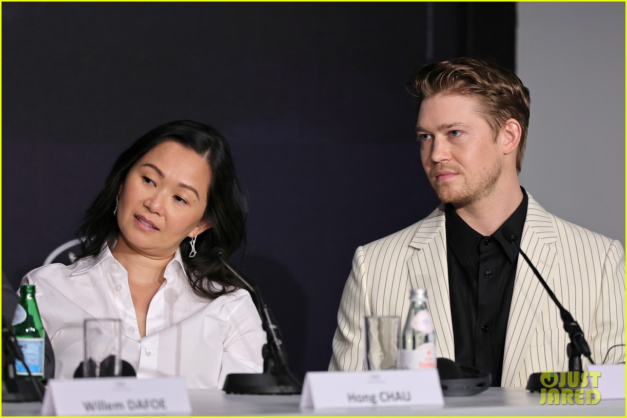 Emma Stone, Jesse Plemons, Margaret Qualley, & More Promote 'Kinds of