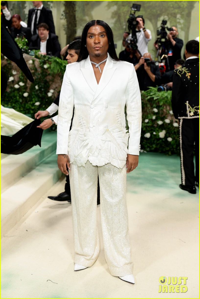 Zendaya Wears Bouquet of Flowers On Her Head for Second Look at Met