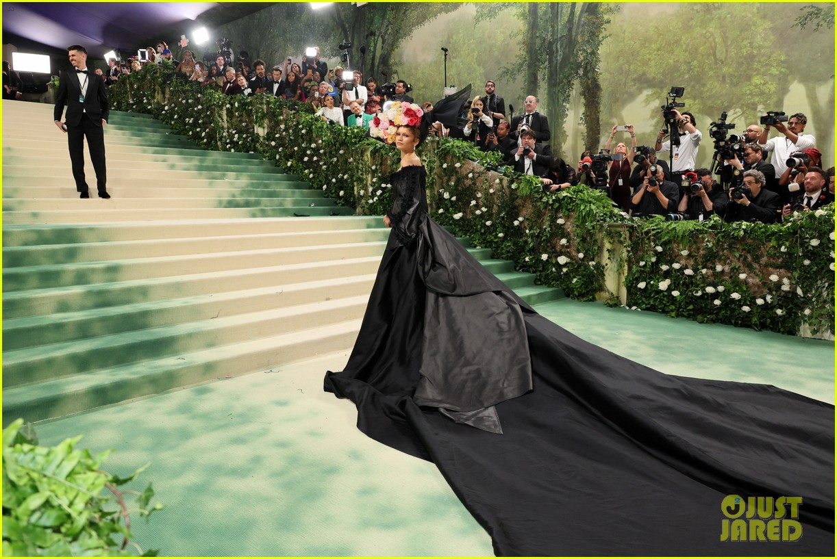 Zendaya Wears Bouquet of Flowers On Her Head for Second Look at Met
