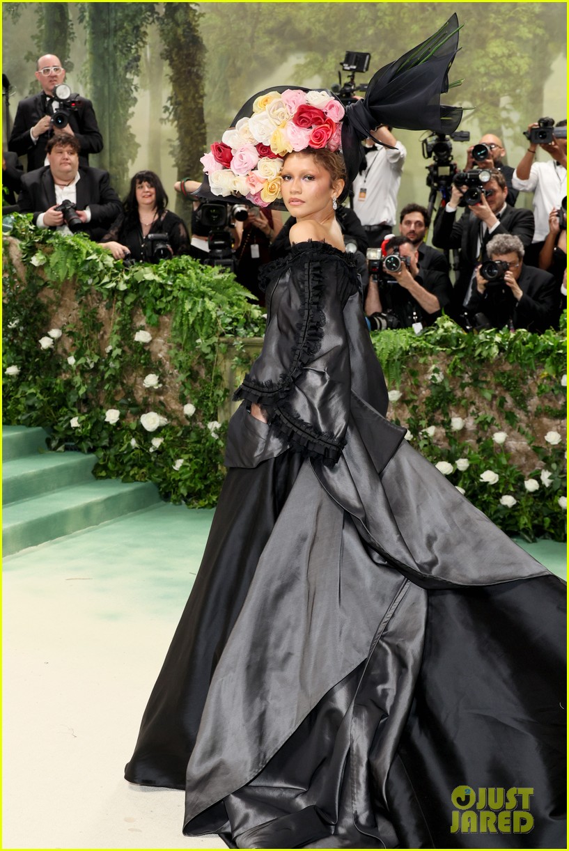 Zendaya Wears Bouquet of Flowers On Her Head for Second Look at Met