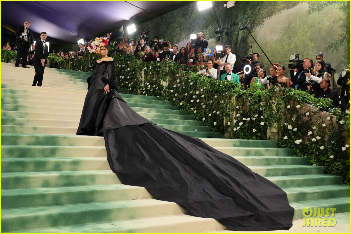 Zendaya Wears Bouquet of Flowers On Her Head for Second Look at Met