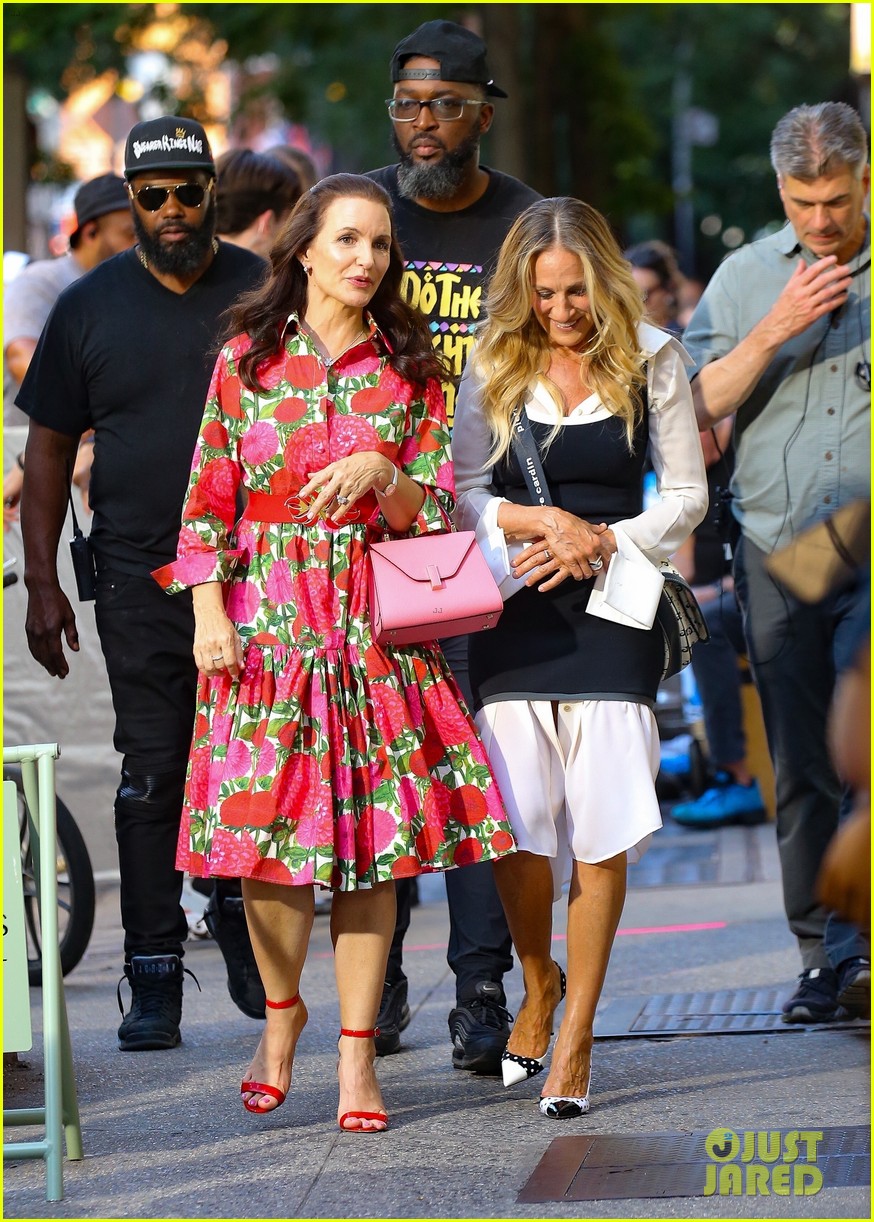 Sarah Jessica Parker & Kristin Davis Look So Chic on Set of 'And Just(02)