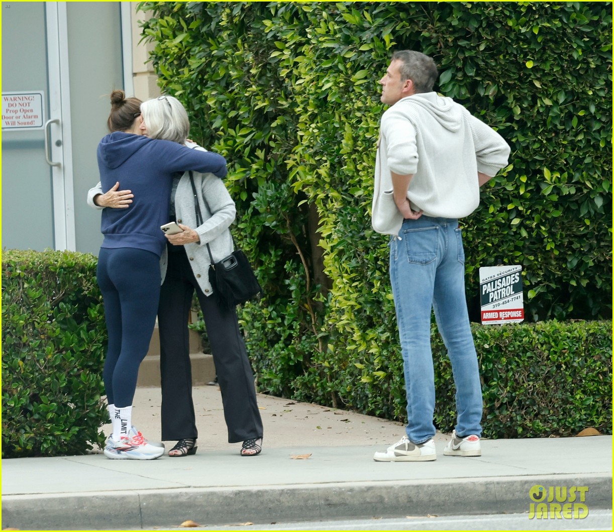 Jennifer Garner Embraces Ben Affleck's Mom While Running Into Them