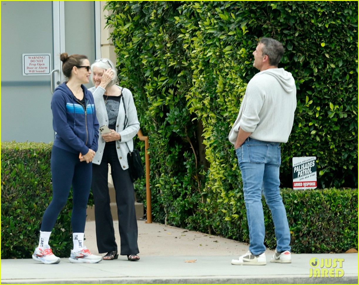 Jennifer Garner Embraces Ben Affleck's Mom While Running Into Them(02)