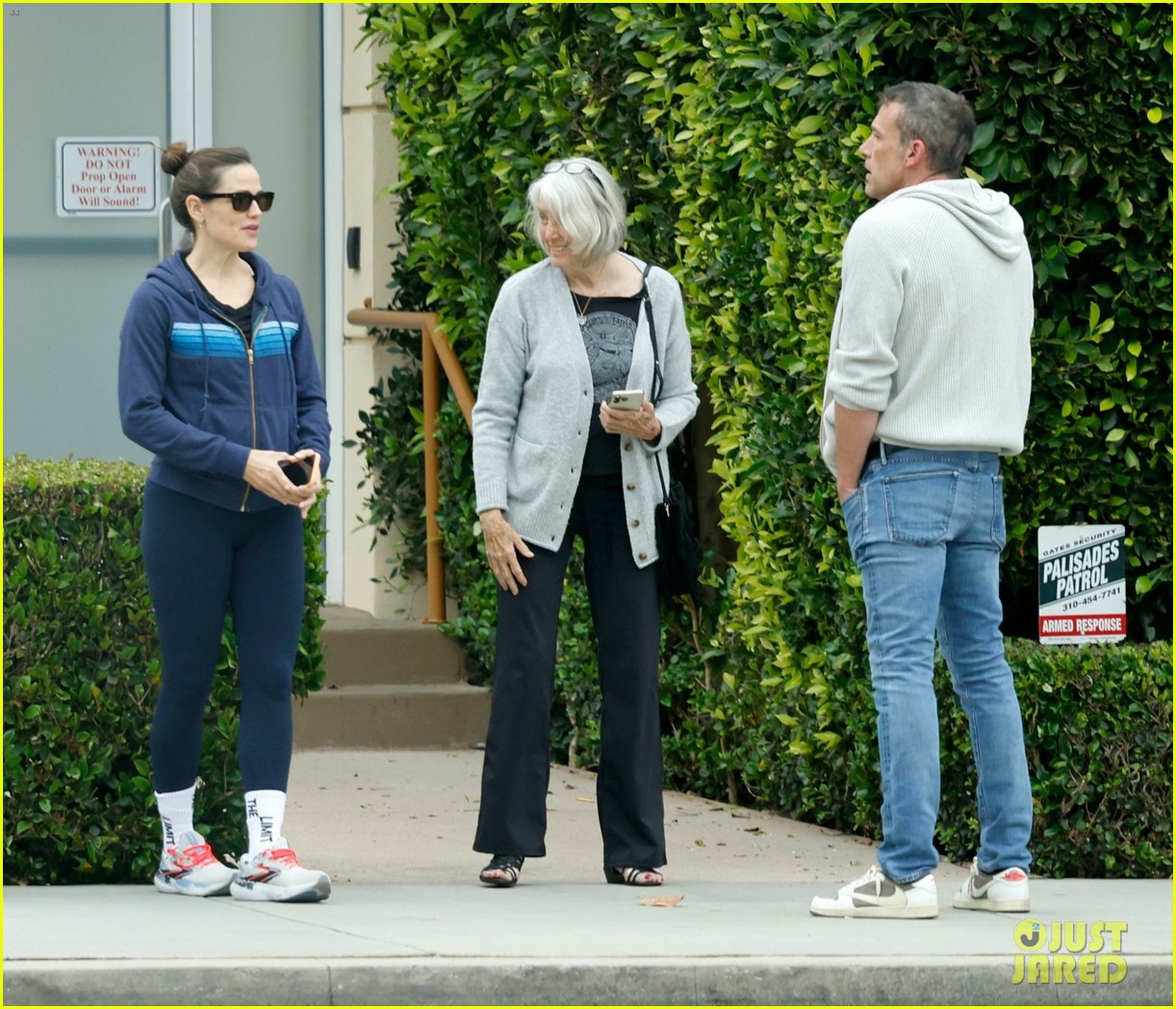 Jennifer Garner Embraces Ben Affleck's Mom While Running Into Them
