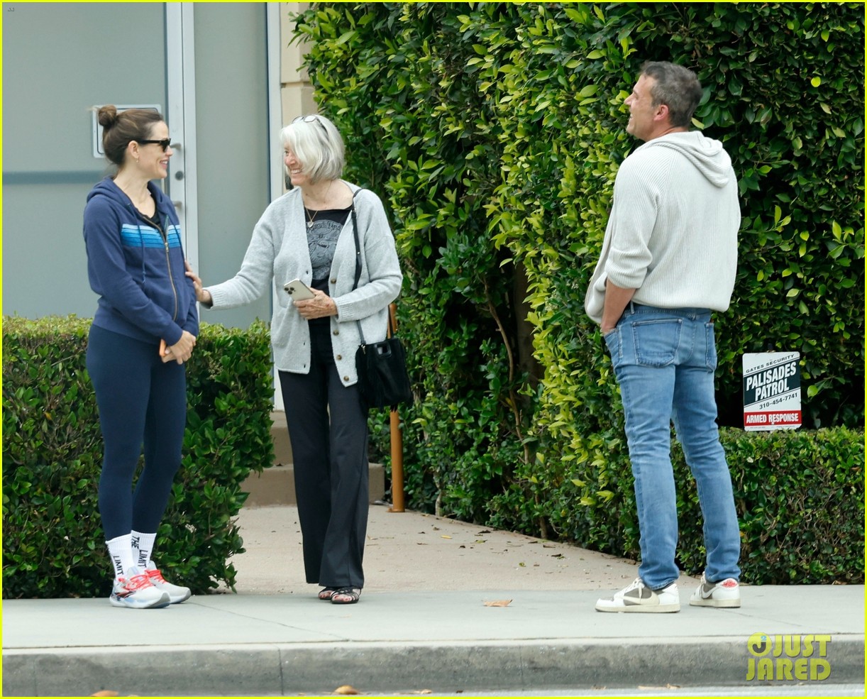 Jennifer Garner Embraces Ben Affleck's Mom While Running Into Them