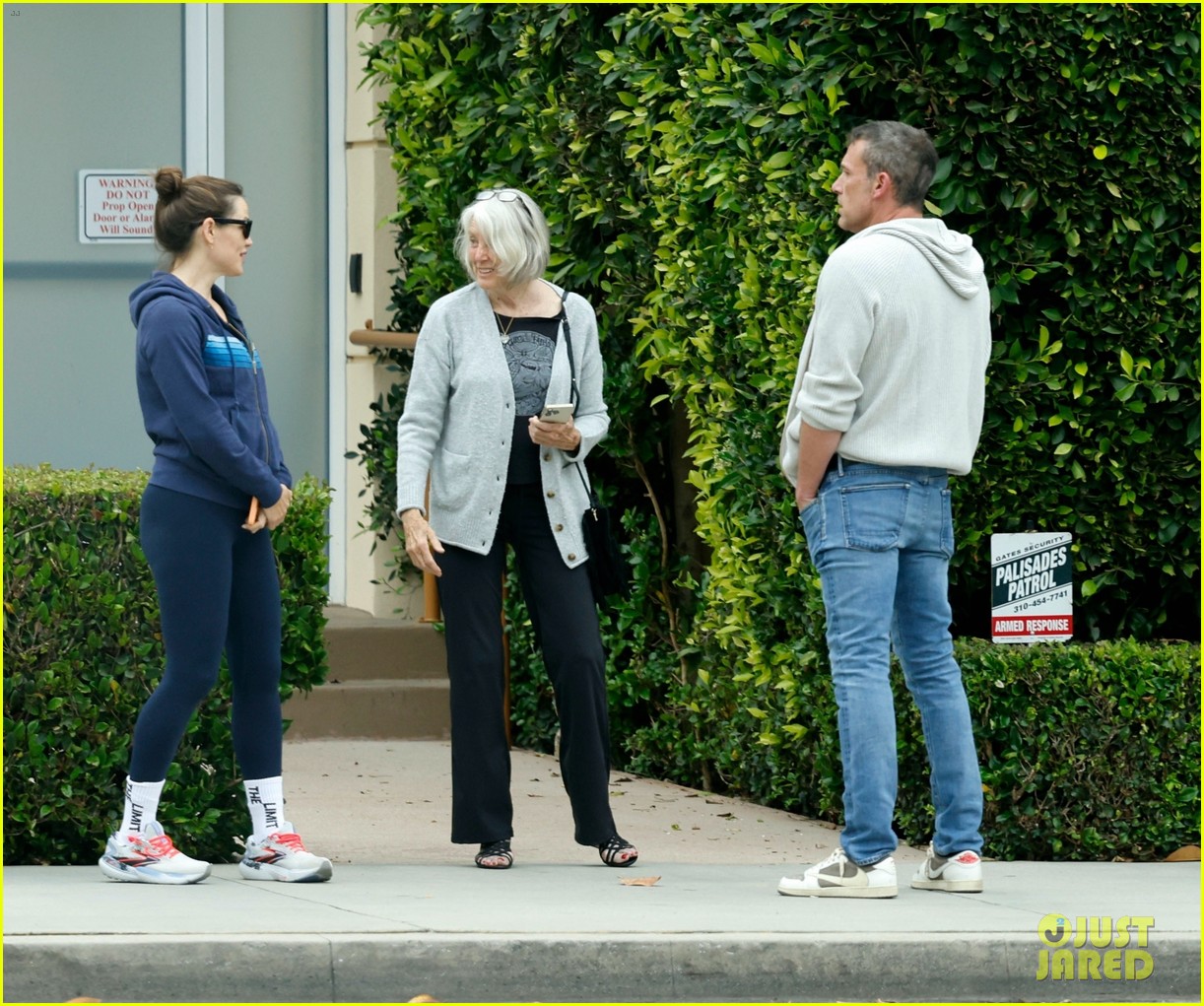 Jennifer Garner Embraces Ben Affleck's Mom While Running Into Them