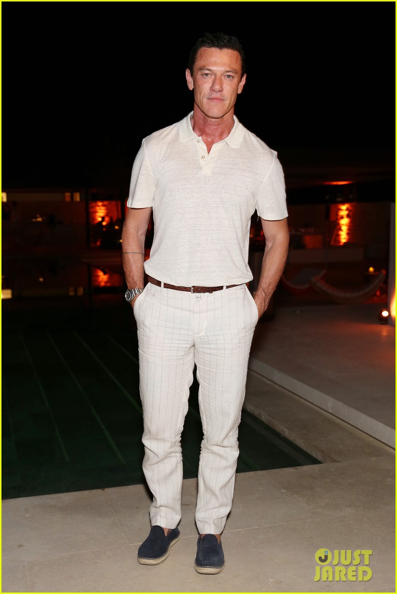 Liam Hemsworth, Joe Jonas, Kylie Minogue, & Luke Evans Attend Coldplay