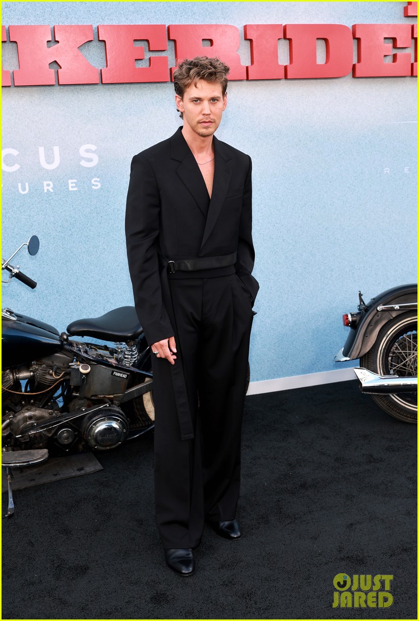 Kaia Gerber & Austin Butler Kiss on the Red Carpet at 'The Bikeriders