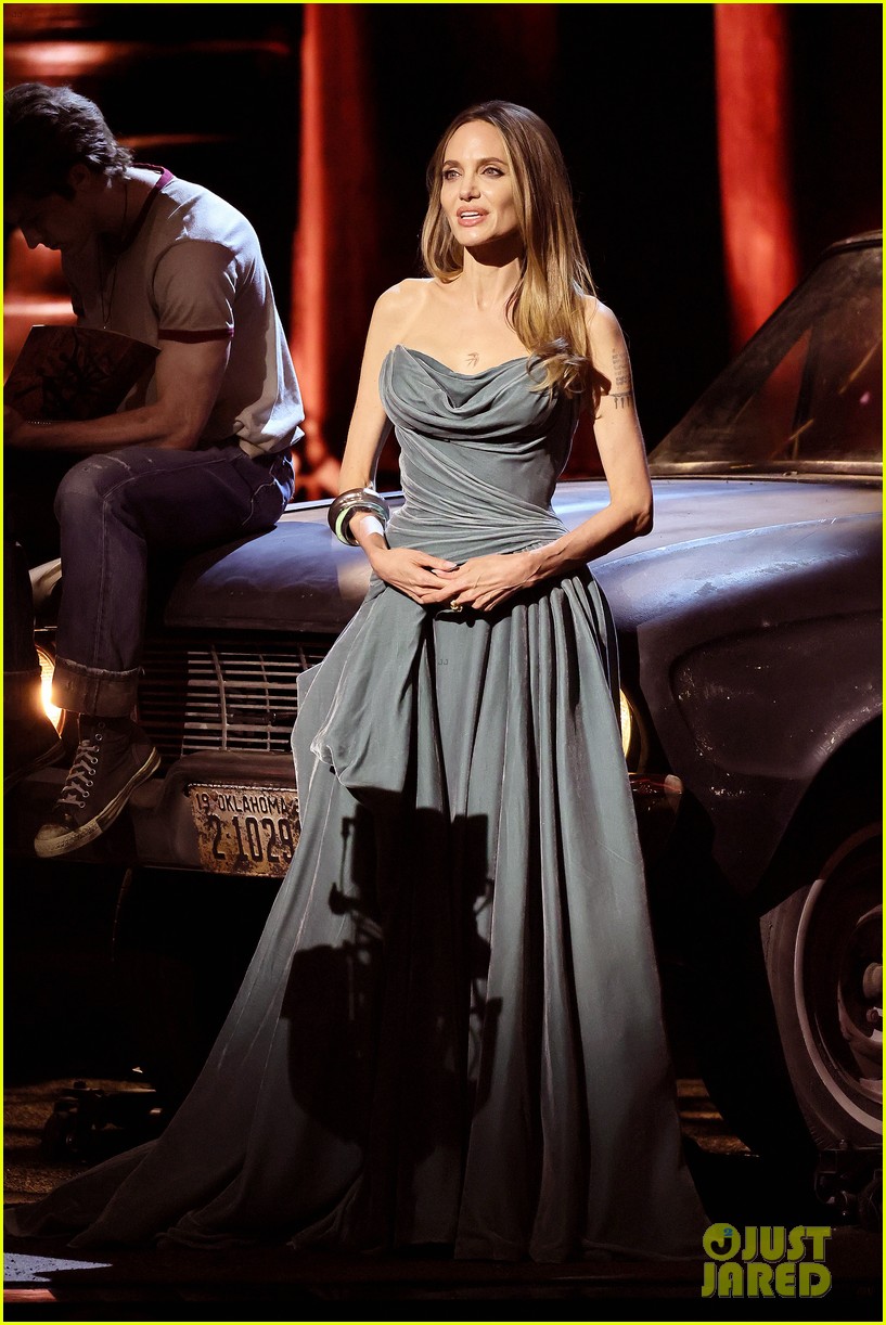 'The Outsiders' Get Drenched & Dirty During Incredible Tony Awards