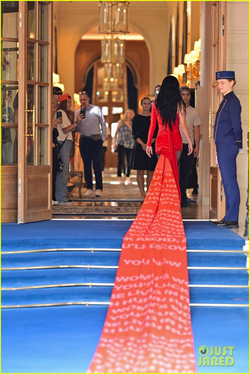 Katy Perry's Dress Train Features All the Lyrics to 'Woman's World(01)